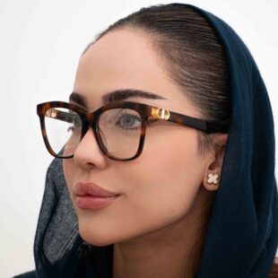 تصویر مدل خانم با عینک طبی دیور 2600